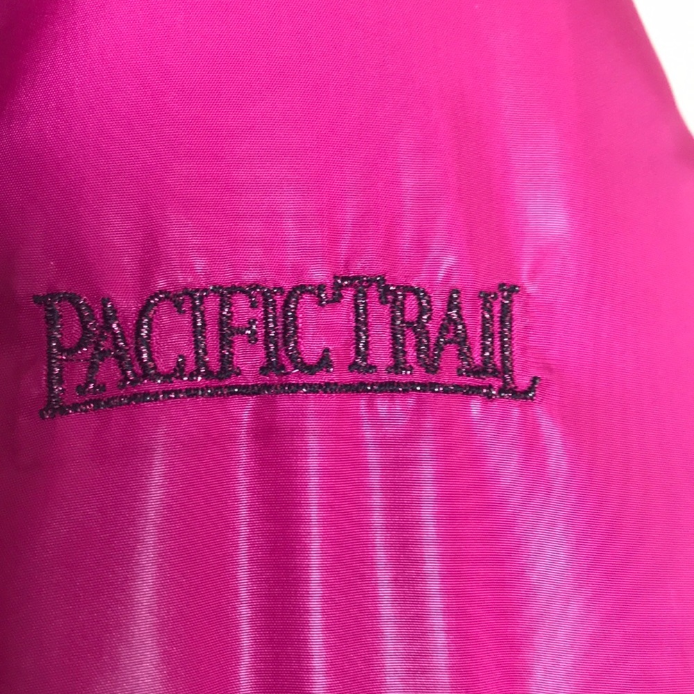 A pink jacket - Picture 3 of 9